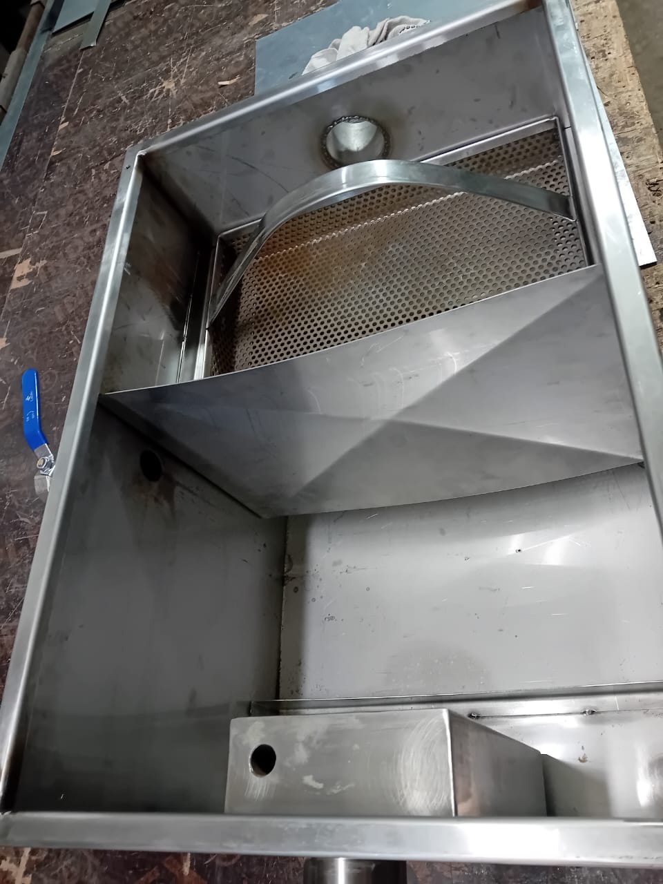 Stainless steel grease trap and interceptor